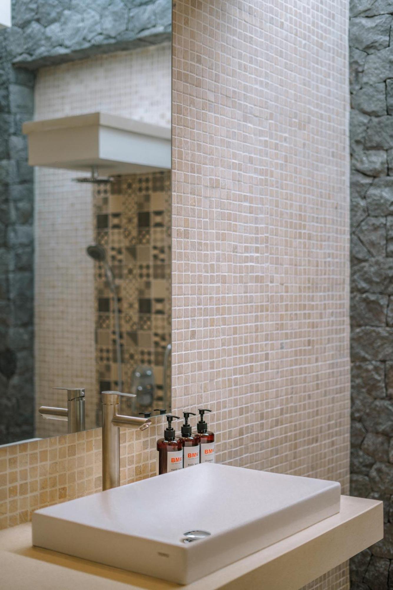Anahata: Modern 2br W/ Pool In ! *